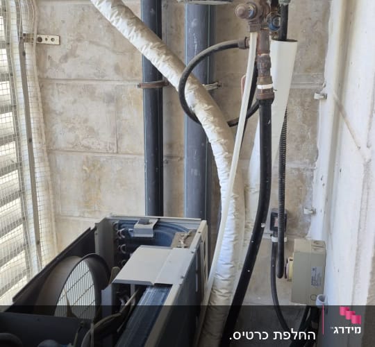 יחידת מיזוג אוויר עם צינורות וחיבורים